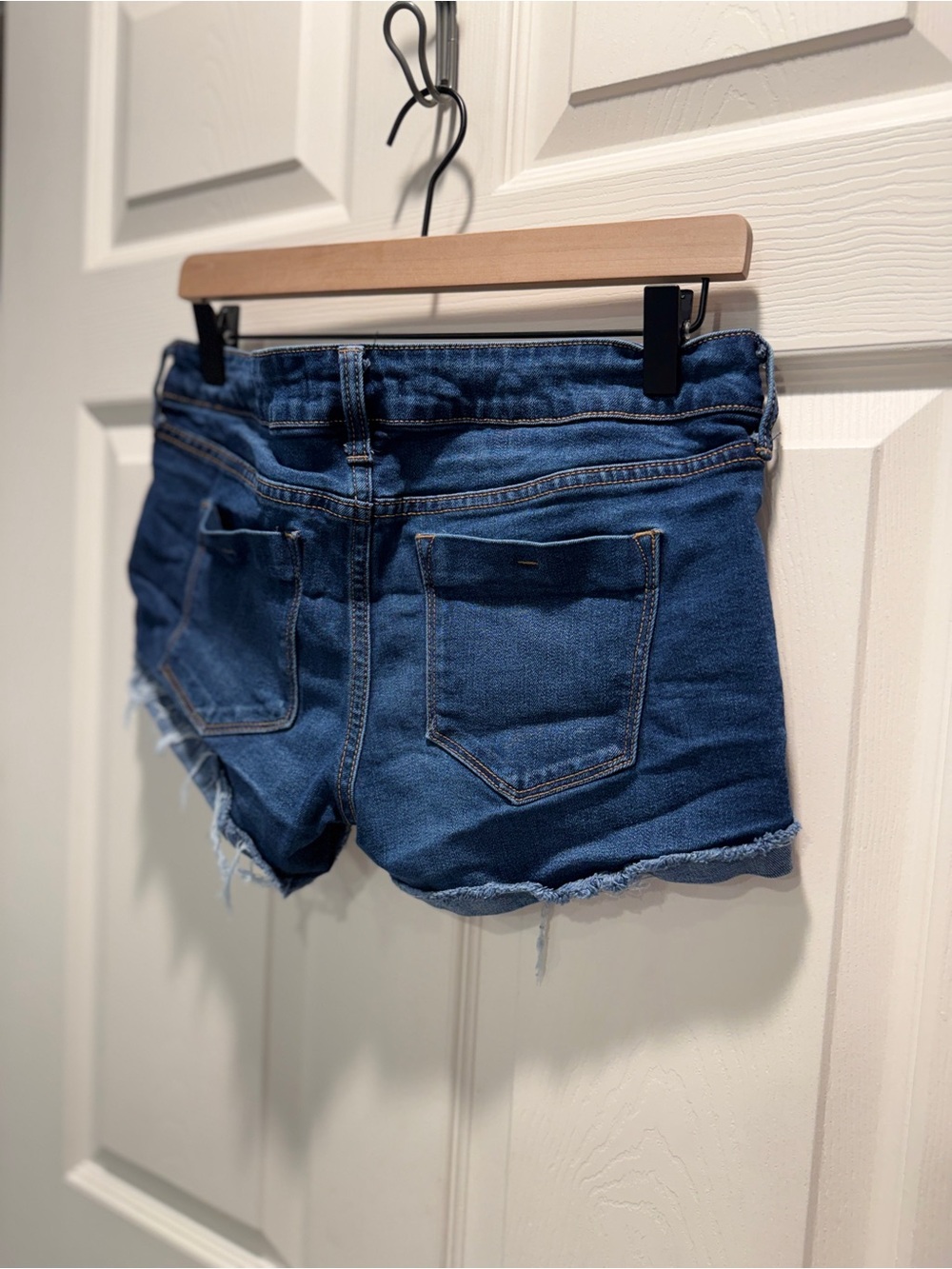 Altar’d State Denim Cutoff Jean Shorts Size 28/7 Blue Distressed Raw Hem Stretch - Picture 6 of 7
